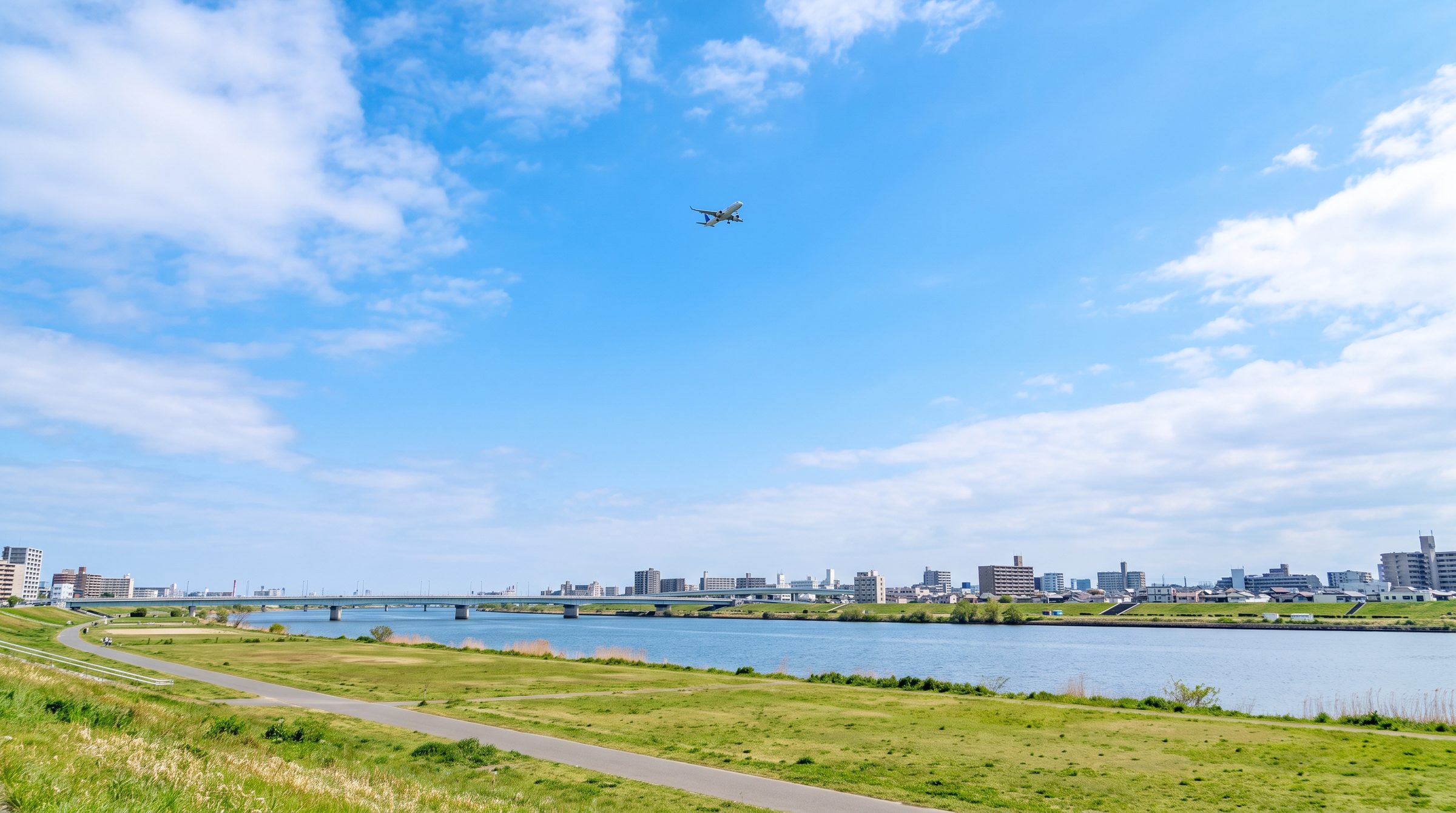 多摩川の河川敷と青空